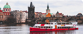 Прогулка на пароходе по реке мимо готической архитектуры Чехии
